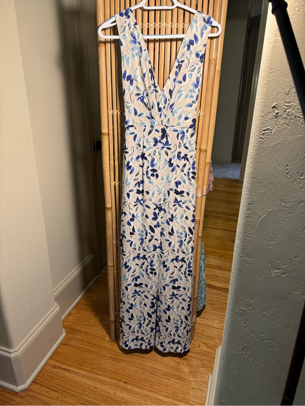 Beautiful dress for an outdoor wedding. Fits very flattering. - Picture 1 of 3